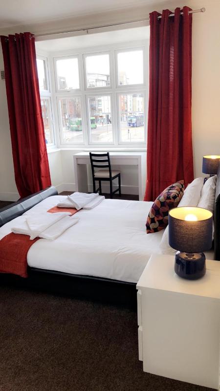 Standard King Room image 3