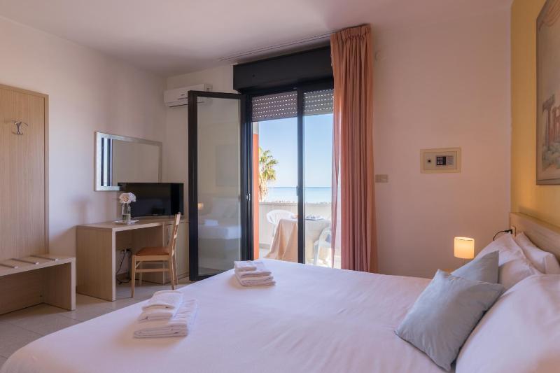 Double Room with Sea View and Balcony image 2