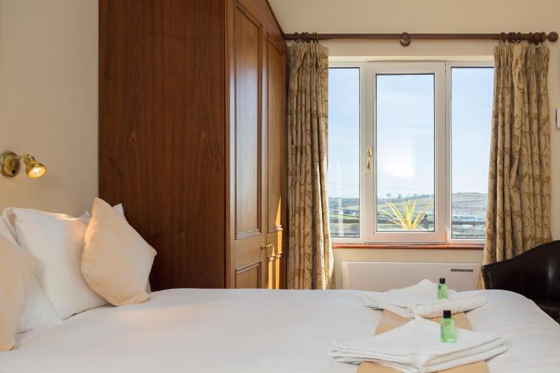 Standard Double Room with Shared Bathroom image 3