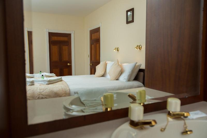 Standard Double Room with Shared Bathroom image 2