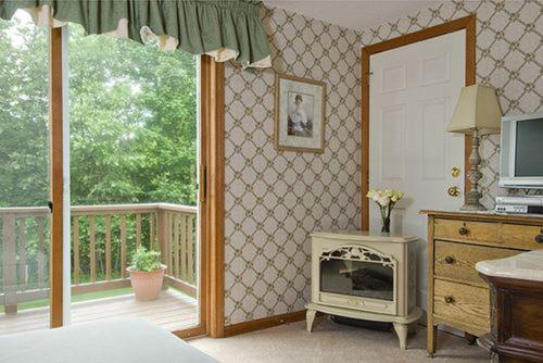 Queen Room with Balcony image 2