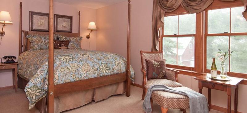 Queen Room with Pool View image 1