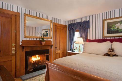 King Suite with Balcony image 2