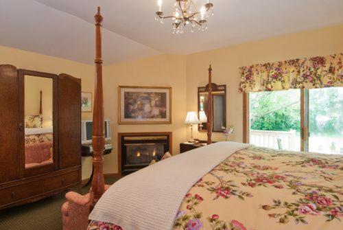 King Room with Spa Bath image 1