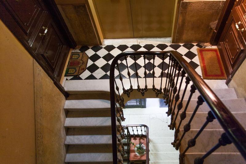 Great location with private terrace - image 9