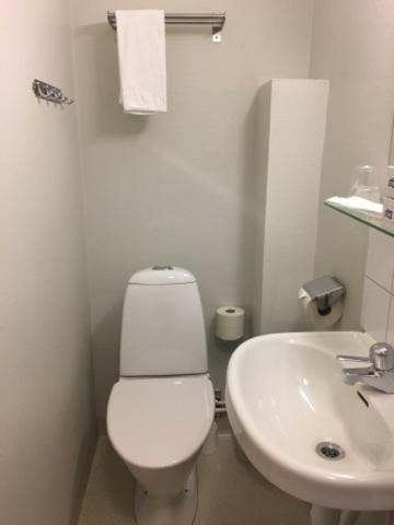 Budget Single Room with shared Shower image 2