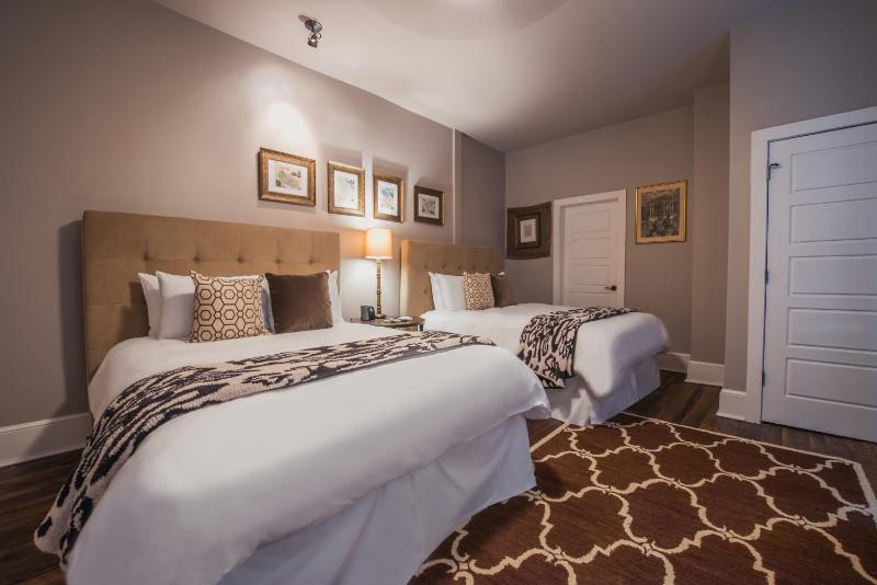 Queen Suite with Two Queen Beds image 2