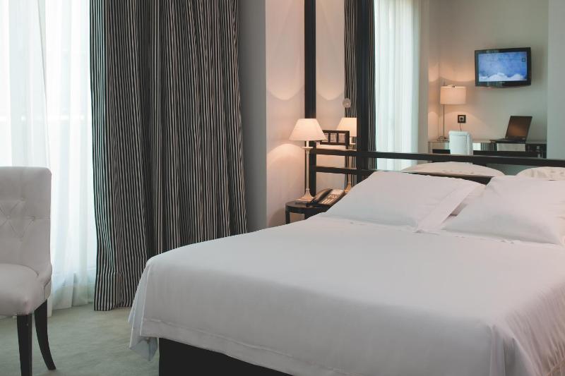 Standard Double or Twin Room image 2