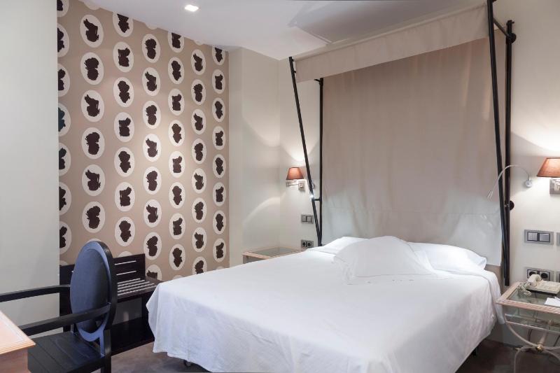 Small Double Room image 3
