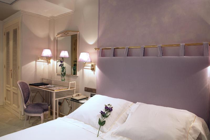Small Double Room image 4