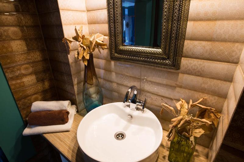 Queen Suite with Spa Bath image 3
