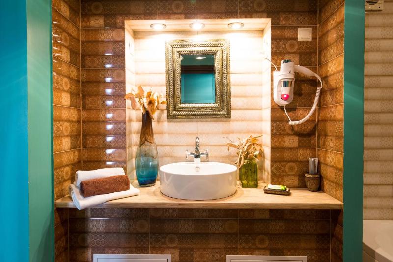 Queen Suite with Spa Bath image 2