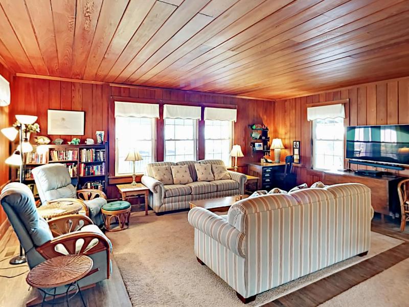 Six-Bedroom House image 3