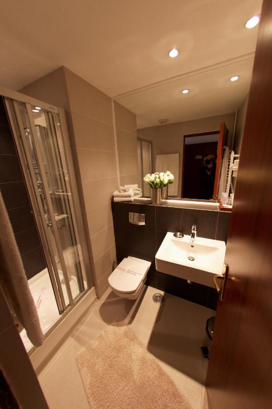 Special Offer - Superior Double Room with One-Way Airport Transfer image 2