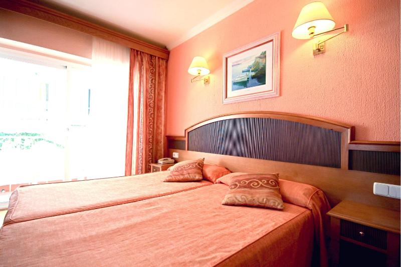 Twin Room with Garden View image 1