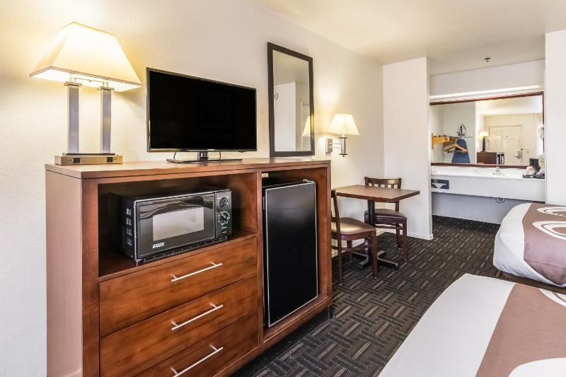 Double Room with Two Double Beds - Non-Smoking image 3