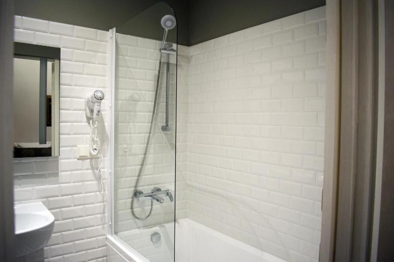 Twin Room image 3