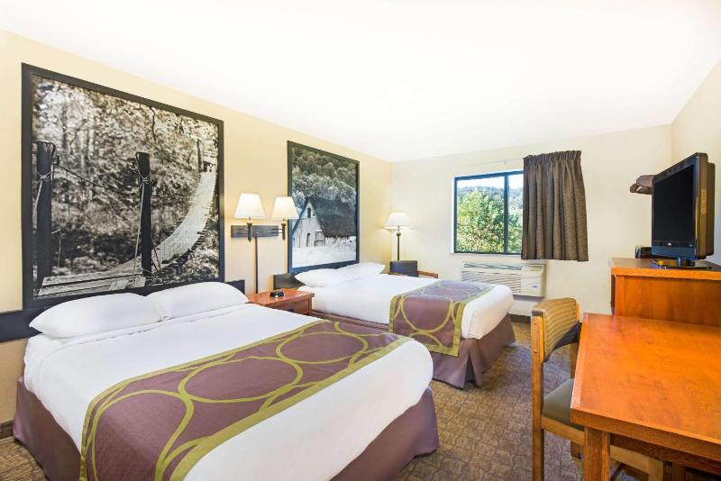 Deluxe Double Room with Two Double Beds - Non-Smoking image 2
