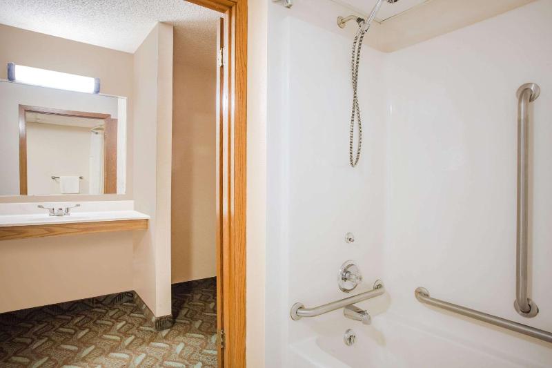 Queen Room - Disability Access/Non-Smoking image 3