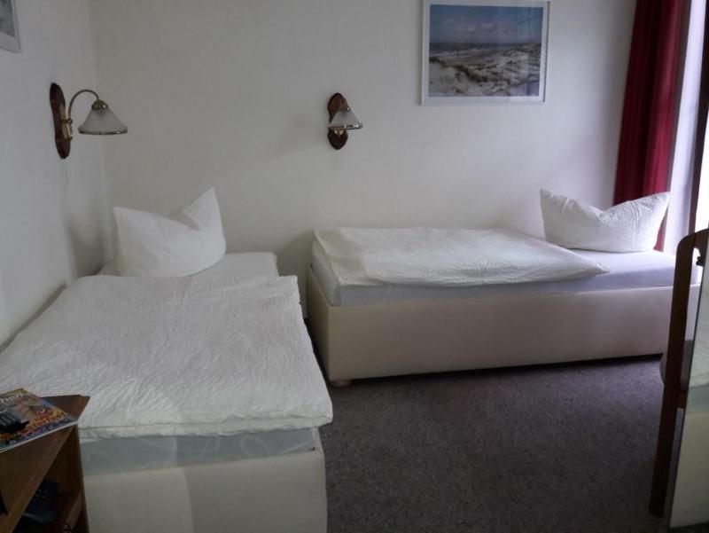 Twin Room image 2