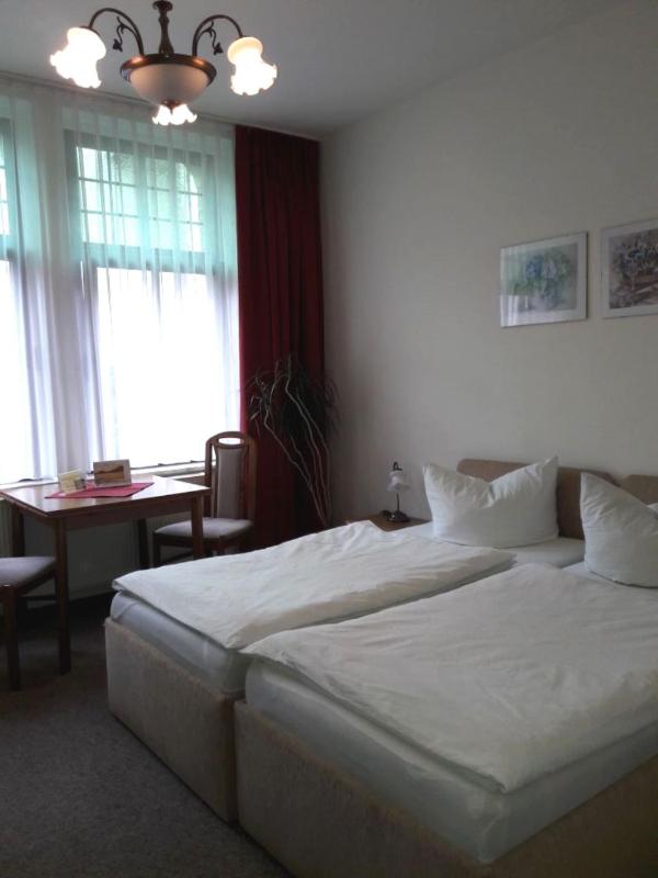 Twin Room image 3