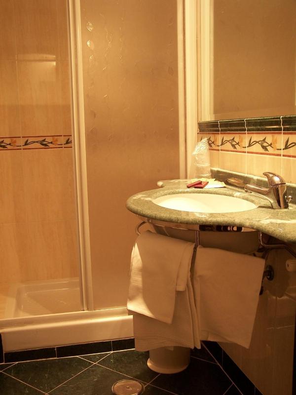 Quadruple Room image 4