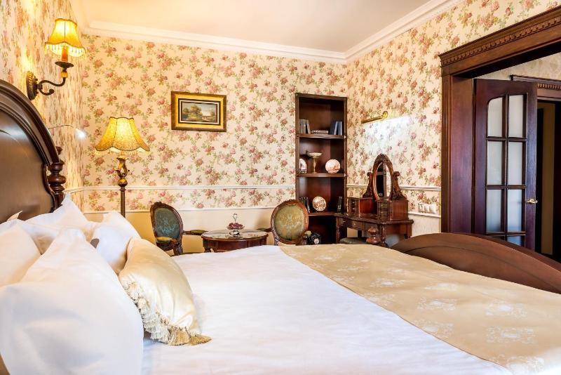 Deluxe Suite image 3