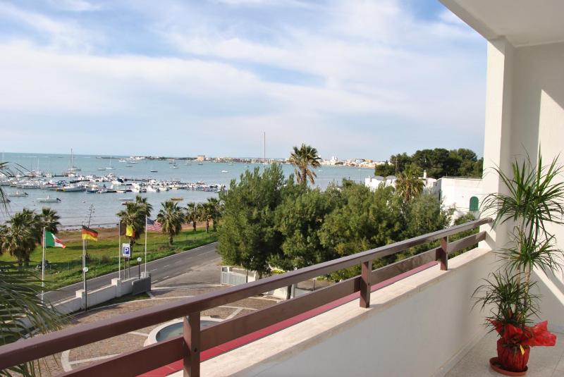 Double Room with Balcony and Sea View image 2