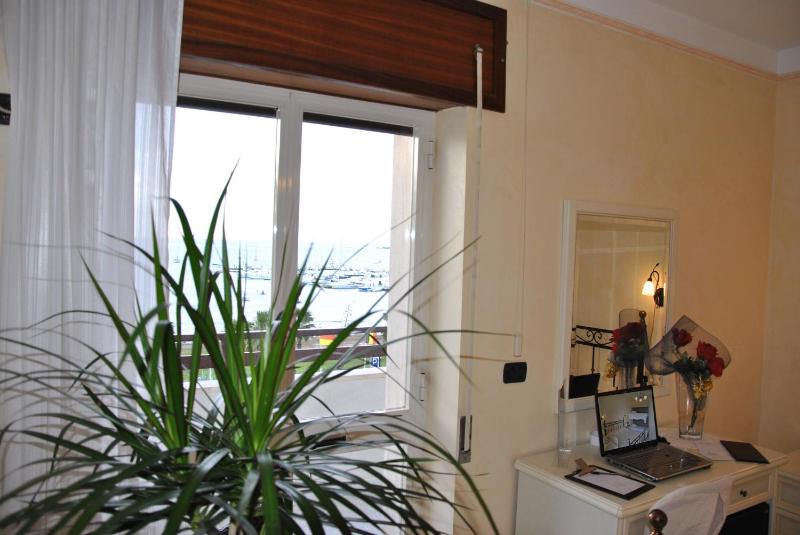 Double Room with Balcony and Sea View image 3