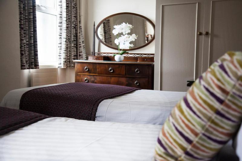 Twin Room image 3