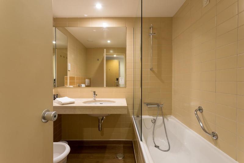 Twin Room with Extra Bed and Balcony image 4