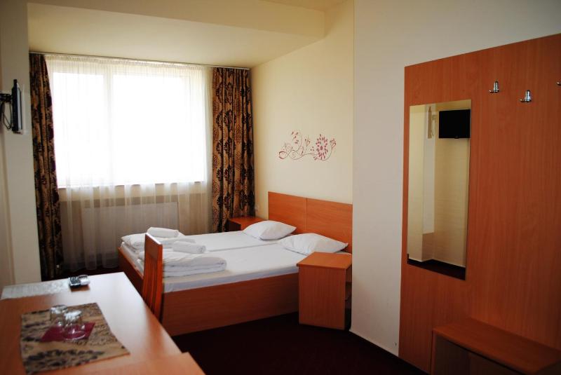 Superior Twin Room image 3