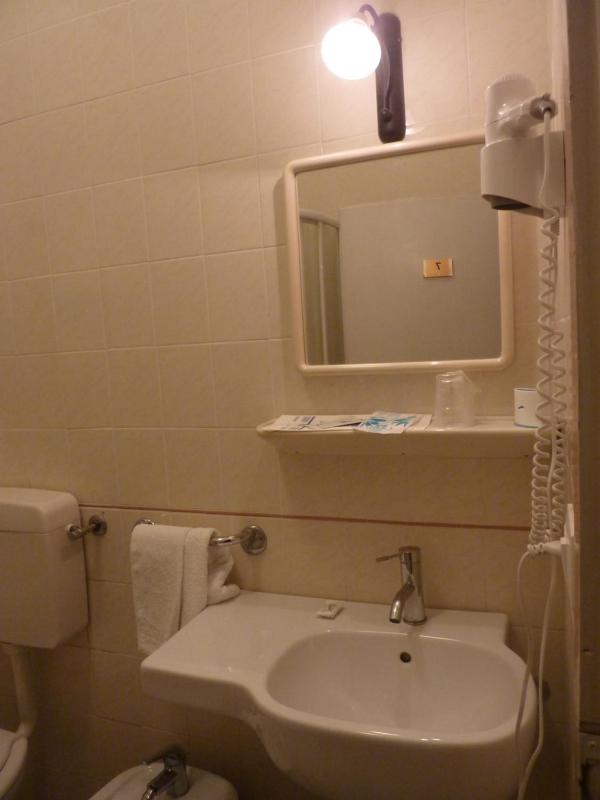 Single Room with Private External Bathroom image 3
