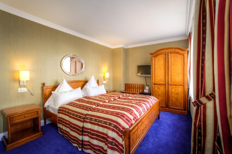 Deluxe Double Room image 3