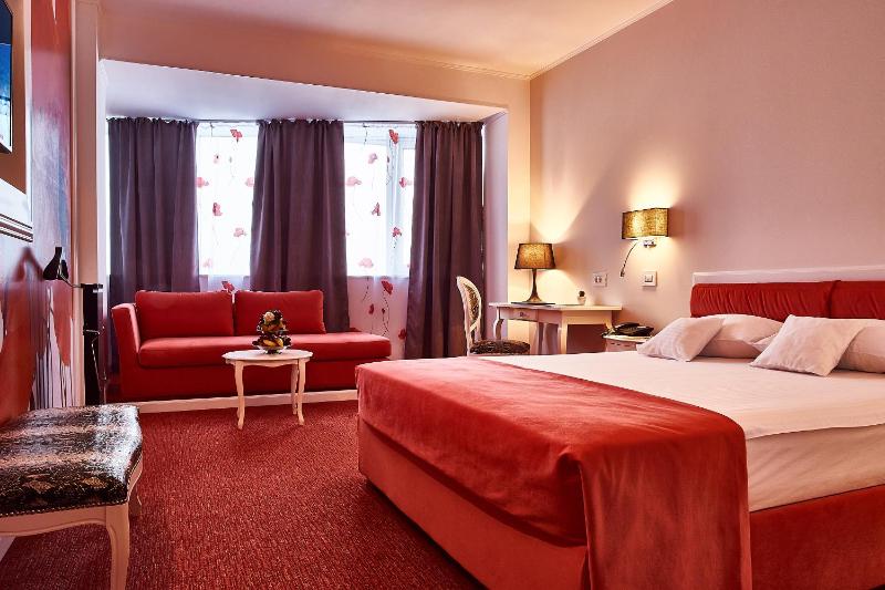 Deluxe Double Room with Sofa image 1