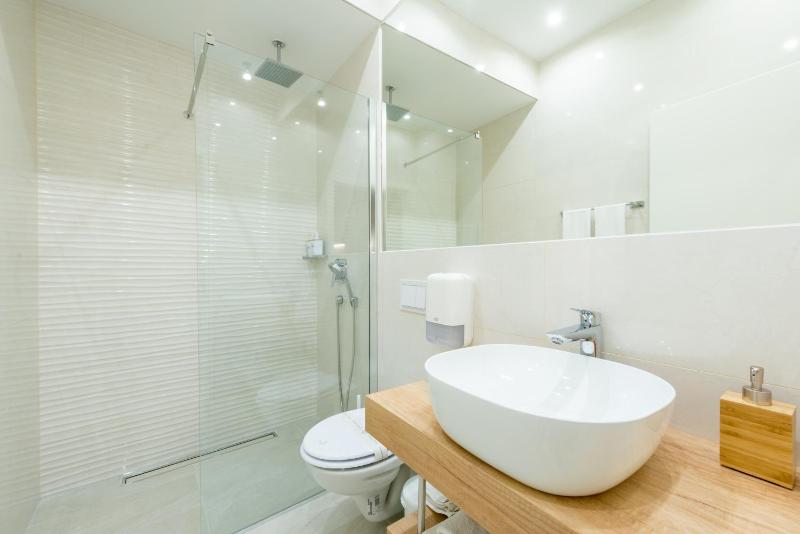 Deluxe Suite with Balcony image 2