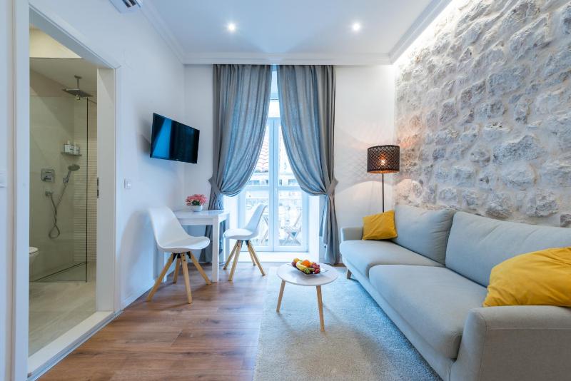 Deluxe Suite with Balcony image 4