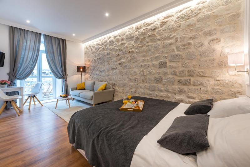 Deluxe Suite with Balcony image 3