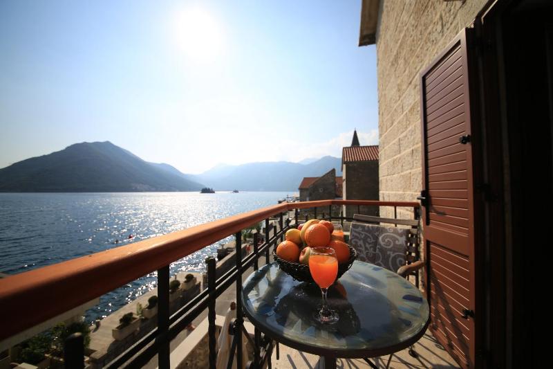 Deluxe King Room with Balcony and Sea View image 4