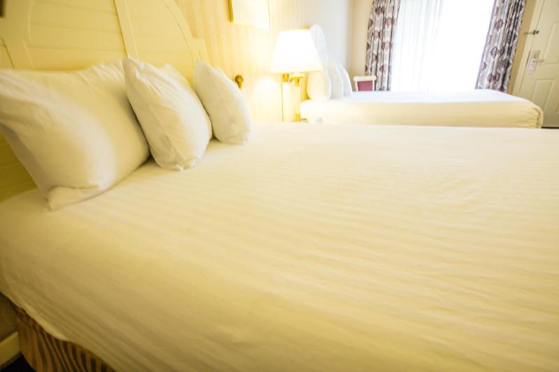 Queen Room with Two Queen Beds - Non-Smoking image 2