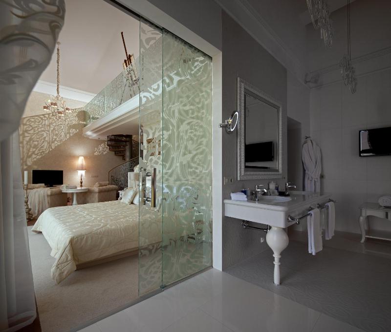Honeymoon Suite image 1