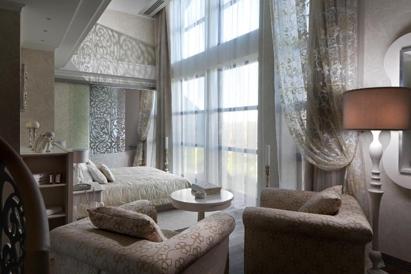 Honeymoon Suite image 3