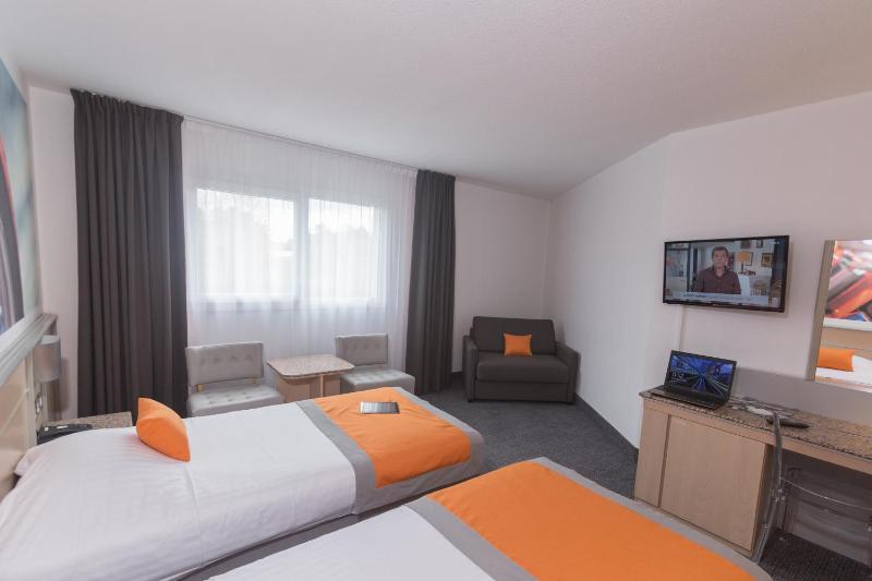 Twin Room image 4