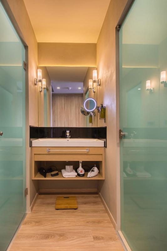 Superior Twin Room image 3