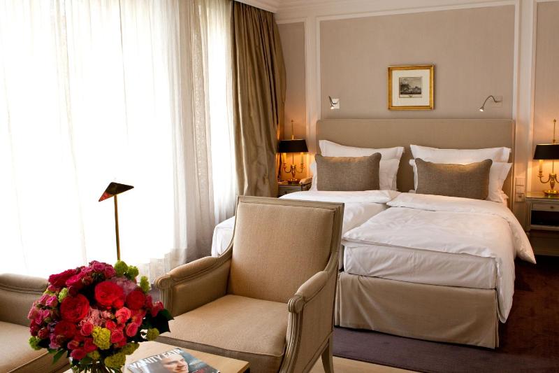 Deluxe Double Room image 3