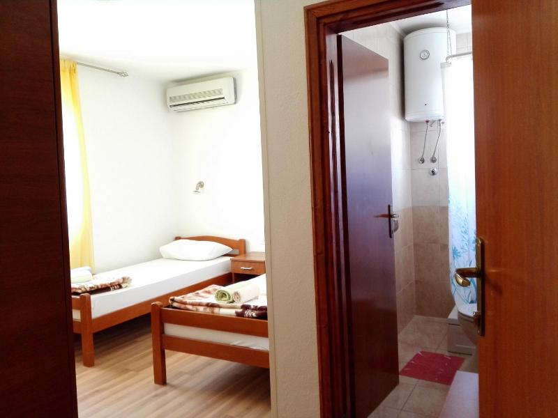 Twin Room image 4