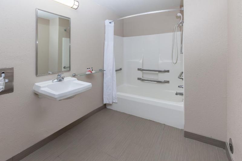 Queen Room - Disability Access image 2
