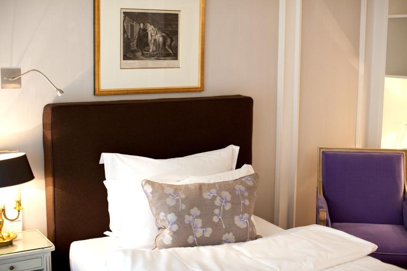 Classic Single Room image 4
