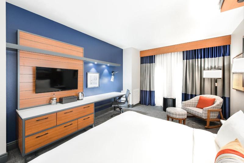 Standard King Room image 4