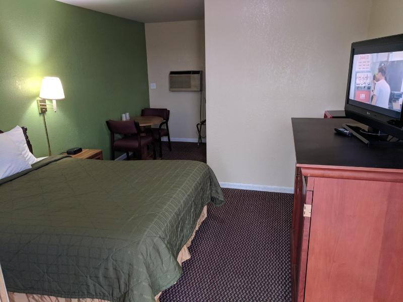 Standard Queen Room image 4